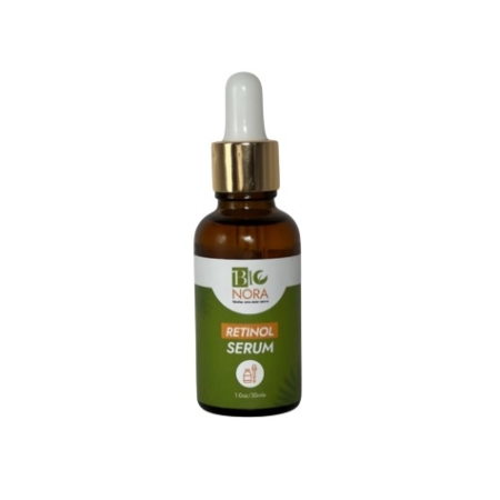 Un flacon compte-gouttes en verre brun avec un bouchon doré étiqueté "Bionora Sérum Rétinol Anti Tâches et Imperfections 30 ml" est représenté sur un fond vert. Dakar