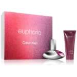 Le coffret Euphoria Coffret Parfum Cadeau pour Femme de Calvin Klein comprend une boîte rose texturée, un élégant flacon de parfum argenté et violet, un tube de lotion pour le corps violet assorti et un petit objet rectangulaire présenté devant. Dakar