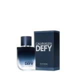 Un flacon de Calvin Klein Men's Defy Eau de Parfum 50 ml est présenté à côté de sa boîte bleue, tous deux avec des lettres blanches en gras. Le flacon de parfum présente un dégradé allant du bleu foncé en haut au transparent à la base. Dakar
