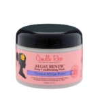 Un pot de 240 ml de Camille Rose Algae Renew Après-Shampooing Régénérateur au beurre de cacao et de mangue, étiquette rose, couvercle noir, et un profil de femme avec une fleur dans les cheveux sur l'emballage. Dakar