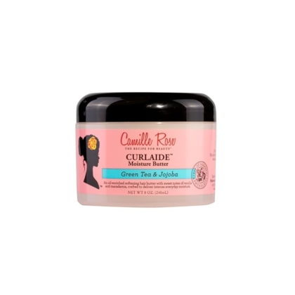 Un pot de 240 ml de Camille Rose Curlaide Beurre Hydratant Cheveux au thé vert et au jojoba, étiquette rose, couvercle noir, et une silhouette de femme avec une rose dans les cheveux sur le devant. Dakar