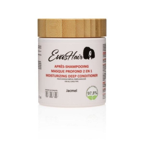 Un pot de 500 ml d'Evashair Aprés Champooing Masque 2 en 1 avec un couvercle en bambou comporte une étiquette français-anglais, indiquant qu'il convient à tous les types de boucles et qu'il est composé de 97,8 % d'ingrédients naturels. Dakar