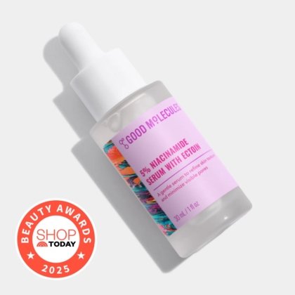 Un flacon de Good Molecules Sérum Good Molecules 5 % Niacinamide avec Ectoïne 30 ml avec un bouchon compte-gouttes blanc se trouve sur un fond blanc, avec un badge "Shop Today Beauty Awards 2025" dans le coin inférieur gauche. Dakar