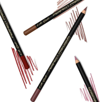 Quatre teintes de L.A. Girl Perfect Precision LipLiner Crayon pour les Levres 1.49 g sont disposées en diagonale sur un fond blanc, chacune avec un échantillon de couleur correspondant dessiné à côté. Dakar