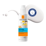 Flacon de La Roche Posay Anthelios Dermo Pediatrics Spray Solaire Invisible SPF50+ Sans Parfum 200 ml pour enfants, représenté avec une trace de lotion blanche et un badge bleue "Recommandé par les Dermatologues" en arrière-plan. Dakar