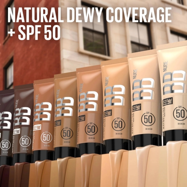 Plusieurs tubes de Maybelline BB Crème Spf50 Unifiant Couvrance Légère Anti Imperfections Fit Me 30 ml dans différentes teintes sont présentés devant un bâtiment flou. Le texte du haut indique : "Couvrance naturelle rosée + SPF 50. Dakar