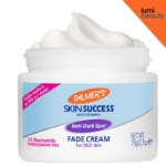 Un pot de 75 g de Palmers Skin Success Fade Cream Oily Skin - Crème anti-tache peau grasse, avec un tourbillon de crème blanche et des étiquettes indiquant les bienfaits de la niacinamide, de la vitamine E et de l'anti-tache sur un fond blanc et orange. Dakar