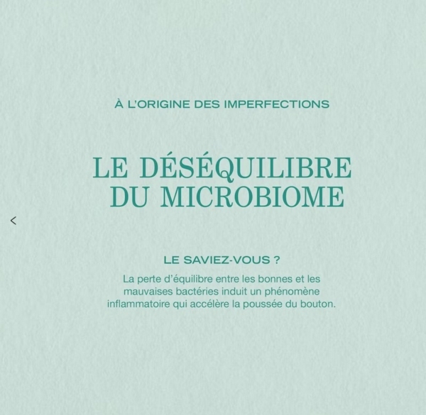 Le texte sur fond bleu pâle se lit comme suit : "Payot Stick Exfoliant Gommant Purifiant Visage 25 g : l'allié pour rééquilibrer le microbiome et limiter les imperfections dues à l'inflammation causée par le déséquilibre bactérien. Dakar