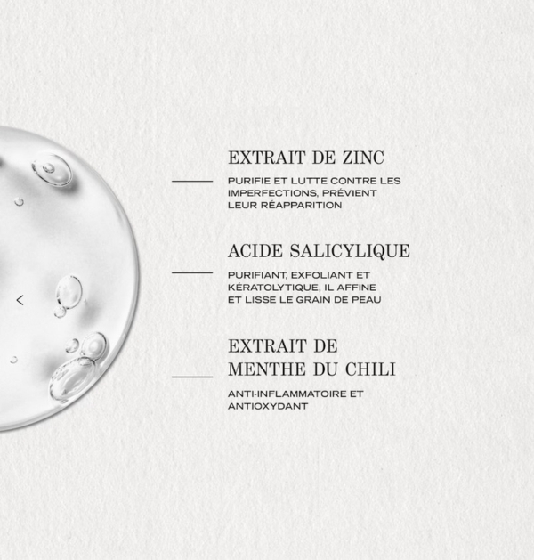 Gouttelettes de gel transparent sur fond blanc, avec texte en français décrivant la Lotion Biphasée Poudrée Matifiante 125 ml de Payot et ses principaux ingrédients de soin : extrait de zinc, acide salicylique et menthe du Chili, connus pour leurs vertus purifiantes, exfoliantes et anti-inflammatoires. Dakar