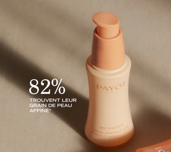 Un flacon beige de Payot Sérum Vitamine C Éclat Anti Taches Peaux Ternes et Fatiguées 30 ml avec une pompe repose sur une surface neutre. A côté, le texte "82% trouvent leur grain de peau affiné*" apparaît en français. Dakar