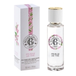 Un flacon de 30ML de Roger et Gallet Feuille de Thé Eau de Parfum se trouve à côté de son coffret. Le flacon en verre transparent est doté d'un bouchon blanc et d'une étiquette élégante, tandis que l'étui présente des motifs floraux avec des détails de marque roses et dorés. Dakar