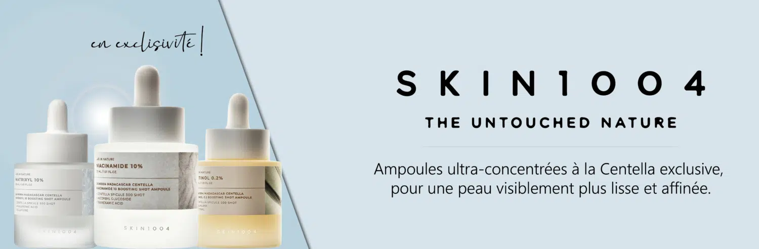 Trois flacons compte-gouttes de produits de soins SKIN1004 d'Univers Cosmetix sont présentés à gauche, avec un texte à droite décrivant des ampoules de Centella ultra-concentrées pour une peau plus lisse et plus fine. Le fond est bleu clair et blanc. Dakar