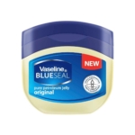 Une Gelée de Pétrole Originale Vaseline Blue Seal de 450ml avec un couvercle et une étiquette bleus, une étiquette rouge "NEW" et une icône de garantie de qualité "triple purification". Dakar