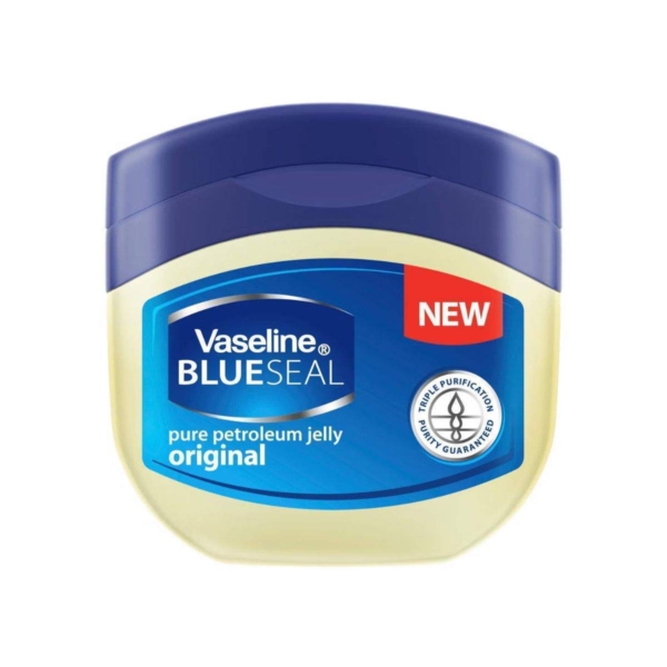 Une Gelée de Pétrole Originale Vaseline Blue Seal de 450ml avec un couvercle et une étiquette bleus, une étiquette rouge "NEW" et une icône de garantie de qualité "triple purification". Dakar