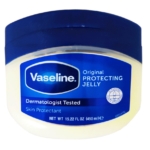 Un pot de 450 ml de Vaseline Blue Seal Gelée de Pétrole Originale, un protecteur de la peau testé par des dermatologues, dans sa formule originale. Dakar