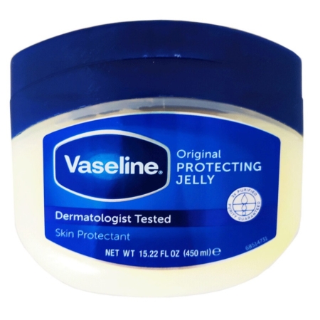 Un pot de 450 ml de Vaseline Blue Seal Gelée de Pétrole Originale, un protecteur de la peau testé par des dermatologues, dans sa formule originale. Dakar