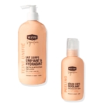 Deux flacons orange de produits de soins de la peau WAAM Signature. Le plus grand flacon pompe est une lotion corporelle unifiante et hydratante, et le plus petit flacon est un sérum exfoliant pour le corps. Les deux flacons sont étiquetés en français et en anglais. Dakar