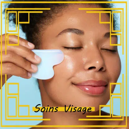 Une femme à la peau éclatante utilise un outil de gua sha blanc sur sa joue, les yeux fermés et en souriant. L'image comporte un cadre géométrique jaune, le texte "Soins Visage" en bas, et met en valeur les soins personnels avec Univers Cosmetix. Dakar