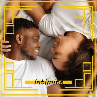 Un couple souriant est allongé sur un lit, face à face, se tenant par la main et se regardant dans les yeux. Ils portent des chemises blanches et semblent heureux et détendus. Des bordures géométriques jaunes et le mot "Intimite" avec Univers Cosmetix sont superposés à l'image. Dakar
