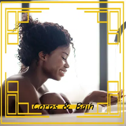 Une femme aux cheveux bouclés sourit en se relaxant dans un bain, la lumière du soleil traversant de grandes fenêtres. Le texte "Corps & Bain" apparaît en bas dans un cadre jaune décoratif, soulignant la touche luxueuse d'Univers Cosmetix. Dakar