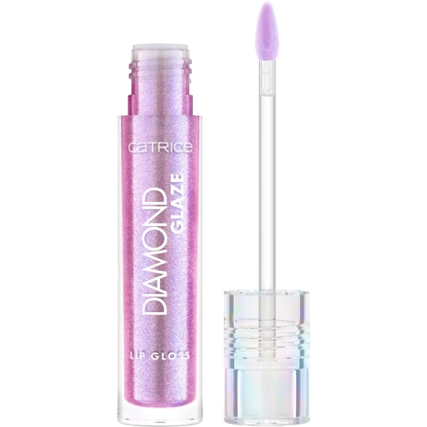 Tube de 3 ml de Catrice Diamond Glaze Lip Gloss Brillant dans un rose irisé et chatoyant, présenté avec le bâtonnet applicateur à côté de l'emballage ouvert, transparent avec des accents réfléchissants. Dakar