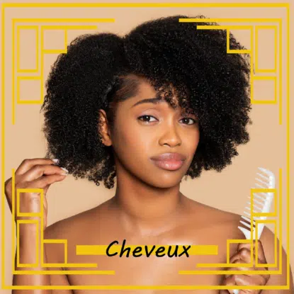 Une femme aux cheveux bouclés naturels tient un peigne blanc à dents larges et regarde la caméra. Des bordures géométriques jaunes, le mot "Cheveux" et la marque Univers Cosmetix sont superposés sur un fond beige. Dakar