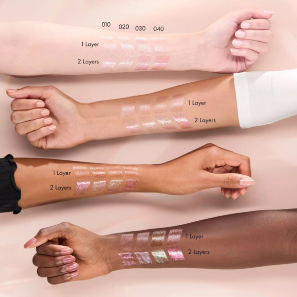 Quatre bras aux carnations différentes présentent des échantillons des teintes de Catrice Diamond Glaze Lip Gloss Brillant 3 ml (010, 020, 030, 040) en une et deux couches, en mettant en évidence la couleur et les reflets sur chaque carnation. Dakar