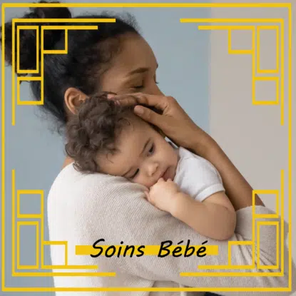 Une femme embrasse affectueusement un bébé reposant sur son épaule. Des bordures géométriques jaunes décoratives encadrent l'image, avec le texte "Soins Bébé" en bas, reflétant la douceur des soins prodigués par Univers Cosmetix. Dakar