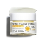 Un pot d'Aplb Crème Éclat Rajeunissant Visage Rétinol Vitamine C Vitamine E 55 ml, dont le couvercle a été retiré, laisse apparaître la crème sur le dessus ; l'étiquette indique le rétinol, la vitamine C, la vitamine E et une concentration d'ingrédients actifs de 21,6 %. Dakar