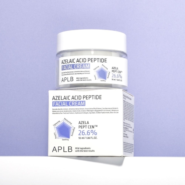 Un pot d'Aplb Crème Visage aux Peptides d'Acide Azélaïque Effet Apaisant et Éclaircissant 55 ml repose sur sa boîte, tous deux étiquetés avec les détails du produit, sur un fond violet clair. Dakar