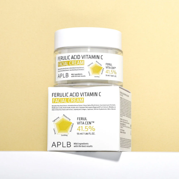Un pot et une boîte d'Aplb Crème Visage Acide Férulique et Vitamine C 55 ml sont présentés sur un fond jaune clair, avec un emballage présentant les ingrédients clés et les détails du produit en texte jaune, noir et gris. Dakar