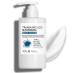 Un flacon-pompe blanc étiqueté "Aplb Lait Anti Tache Tranexamic Acide Niacinamide 300 ml" se trouve à côté d'une couche de lotion blanche, l'étiquette soulignant la présence de 16 % de niacinamide et d'ingrédients doux et apaisants. Dakar