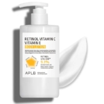 Flacon blanc d'Aplb Lait Corporel Rétinol Vitamines C et E 300 ml avec pompe, étiquette du produit et frottis de lotion sur fond blanc. L'étiquette présente les principaux ingrédients et leurs bienfaits. Dakar