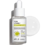 Un flacon compte-gouttes en verre transparent étiqueté "Aplb Sérum Ampoule Multifonctions Vitamine C et Pdrn 40 ml", avec un bouchon compte-gouttes blanc et des accents d'étiquette vert-jaune, est présenté sur un fond blanc avec une ombre. Dakar