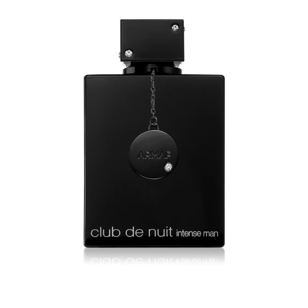 Le parfum pour Homme Armaf Club de Nuit Man Intense 150ml se présente sous la forme d'un flacon rectangulaire noir avec un médaillon rond noir et une chaîne près du col, et "Club de Nuit Intense Man" en texte blanc au bas du flacon. Dakar