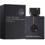 Un flacon noir d'Armaf Club de Nuit Man Intense Eau de Parfum pour Homme 105ml se trouve à côté de sa boîte noire assortie, tous deux avec un texte blanc minimaliste et un pendentif rond suspendu au cou du flacon. Dakar