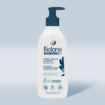 Le flacon pompe blanc de Biolane Topilane AD Crème Lavante Apaisante 350 ml se détache sur un fond bleu clair. L'étiquette franco-anglaise présente des accents bleus et verts ainsi qu'un petit graphique végétal. Dakar