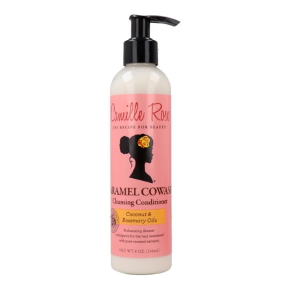 Un flacon de 240 ml de Camille Rose Caramel Co Wash Après Shampooing Nettoyant aux huiles de coco et de romarin, un distributeur à pompe et une étiquette rose avec la silhouette noire d'une femme avec une fleur dans les cheveux. Dakar