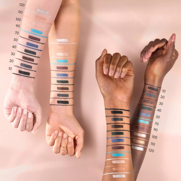 Trois bras aux teints variés présentent des échantillons de l'eyeliner Catrice 20H Ultra Precision Gel Waterproof Crayon Yeux Gel 0.08g, chaque teinte étant numérotée et allant des neutres clairs aux couleurs profondes et vibrantes. Dakar
