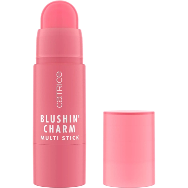 Un Catrice Blushin' Charm Multi Stick Blush en Stick 5,5 g de couleur rose dont le capuchon a été retiré, laissant apparaître le fard à joues arrondi. Le bâton affiche le nom du produit en texte blanc. Dakar