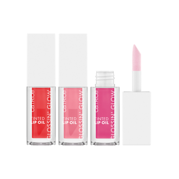 Trois tubes de Catrice Glossin' Glow Tinted Lip Oil Huile à Lèvres 4 ml en rouge, rose et rose clair ; l'un d'entre eux est ouvert et présente un applicateur rose tendre. Tous les tubes sont munis d'un bouchon blanc. Dakar