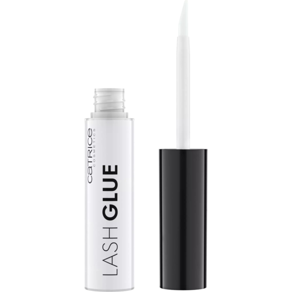 Le tube de Catrice Lash Glue Colle Faux Cils 4,7 g est composé d'un corps blanc, d'un bouchon noir et d'un applicateur à brosse visible, avec la mention "LASH GLUE" imprimée verticalement en caractères gras. Dakar