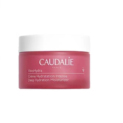 Un pot rose de Caudalie VinoHydra Crème Hydratation Intense 50 ml avec un couvercle blanc et un texte blanc minimaliste est présenté sur un fond blanc. Dakar