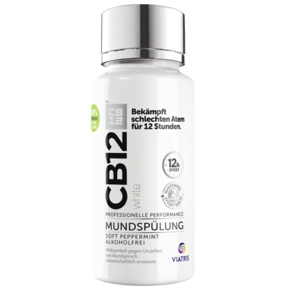 Un flacon blanc de CB12 Bain de Bouche White Effet Blanchissant 200 ml, rince-bouche sans alcool au goût de menthe poivrée, est muni d'un bouchon argenté et d'une étiquette allemande en noir et argent soulignant la protection contre la mauvaise haleine pendant 12 heures. Dakar