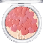 Le Blush Fini Mat Love Is In The Air 10 Dream Up d'Essence (8 g) est une palette compacte ronde avec des motifs de cœurs roses et pêches en relief, regroupés comme un bouquet, visibles à travers un couvercle en plastique transparent. Dakar
