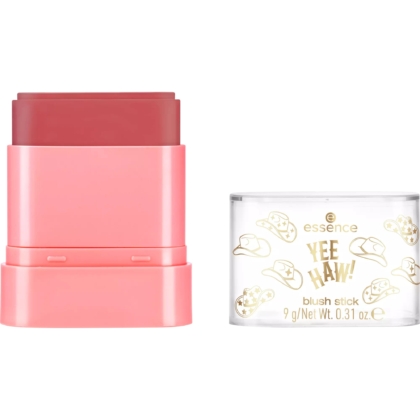 Un bâton de blush rose à torsion dans la teinte rosée "01 Howdy Y'all !" avec une formule crémeuse et un fini mat et naturel, présenté à côté de son bouchon transparent étiqueté "Essence Blush Stick Formule Crémeuse Fini Mat et Naturel 9 g". Dakar