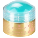Un contenant rond d'Essence Primer en Stick Hydratant Base Longue Tenue 10.2g avec un couvercle transparent, un stick turquoise à l'intérieur, et une étiquette dorée avec un texte rose "YEE HAW !" et "moisturizing primer stick". Dakar