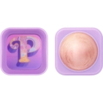 Le Surligneur Polly Pocket Highlighter Illuminateur 01 Tiny&Cute ! de Essence est présenté dans un boîtier carré lavande avec un surligneur or pâle scintillant. 6,1 g, se présente dans un boîtier carré lavande avec un surligneur or pâle scintillant et un couvercle orné d'un "P" décoratif avec des nuages et des motifs arc-en-ciel sur fond violet. Dakar