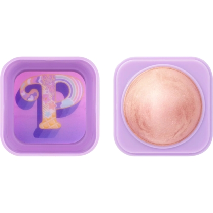 Le Surligneur Polly Pocket Highlighter Illuminateur 01 Tiny&Cute ! de Essence est présenté dans un boîtier carré lavande avec un surligneur or pâle scintillant. 6,1 g, se présente dans un boîtier carré lavande avec un surligneur or pâle scintillant et un couvercle orné d'un "P" décoratif avec des nuages et des motifs arc-en-ciel sur fond violet. Dakar