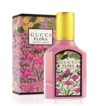 Un flacon rose de 30ml de Gucci Flora Gorgeous Gardenia Eau de Parfum pour Femme est présenté avec sa boîte assortie, décorée de fleurs jaunes, roses et vertes et d'accents dorés. Le flacon est muni d'un bouchon doré et d'une étiquette florale. Dakar